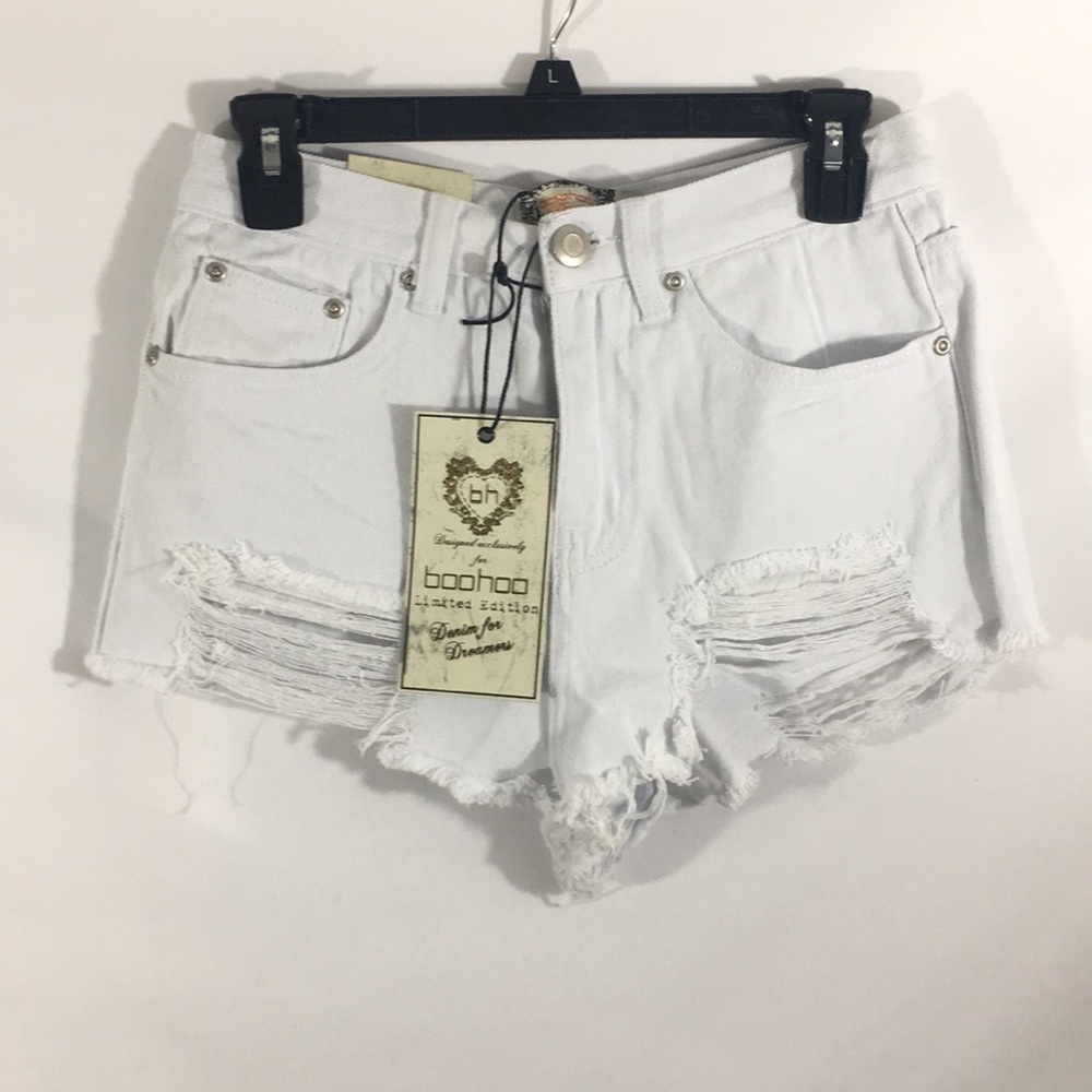 White boohoo shorts